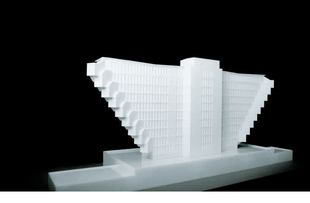 Vue générale de la maquette miniature de l’Hôtel du Lac imprimée en 3D, montrant sa silhouette pyramidale inversée emblématique