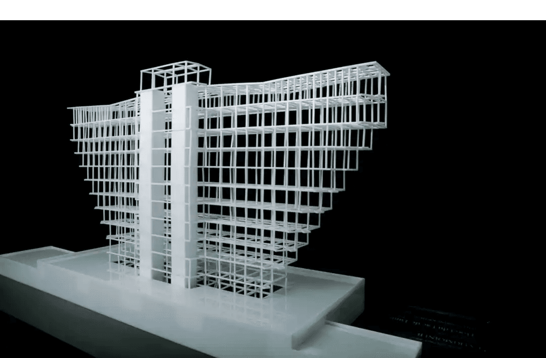 la géométrie symétrique et la structure centrale du bâtiment