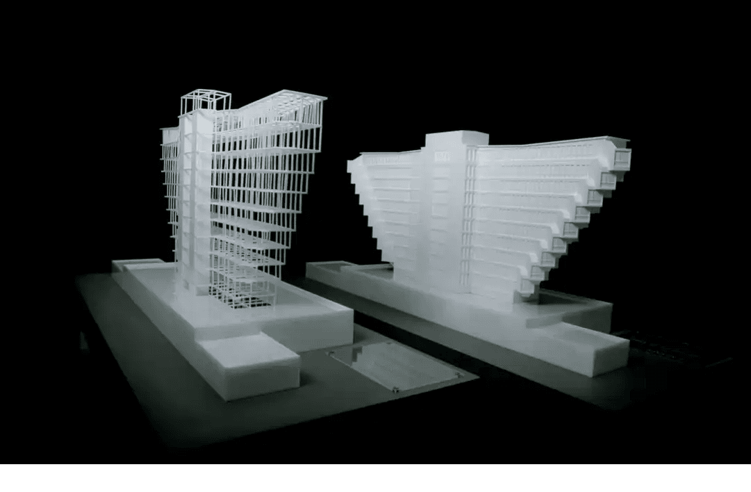 Vue en plongée de la miniature de l’Hôtel du Lac, mettant en évidence la géométrie symétrique et la structure centrale du bâtiment