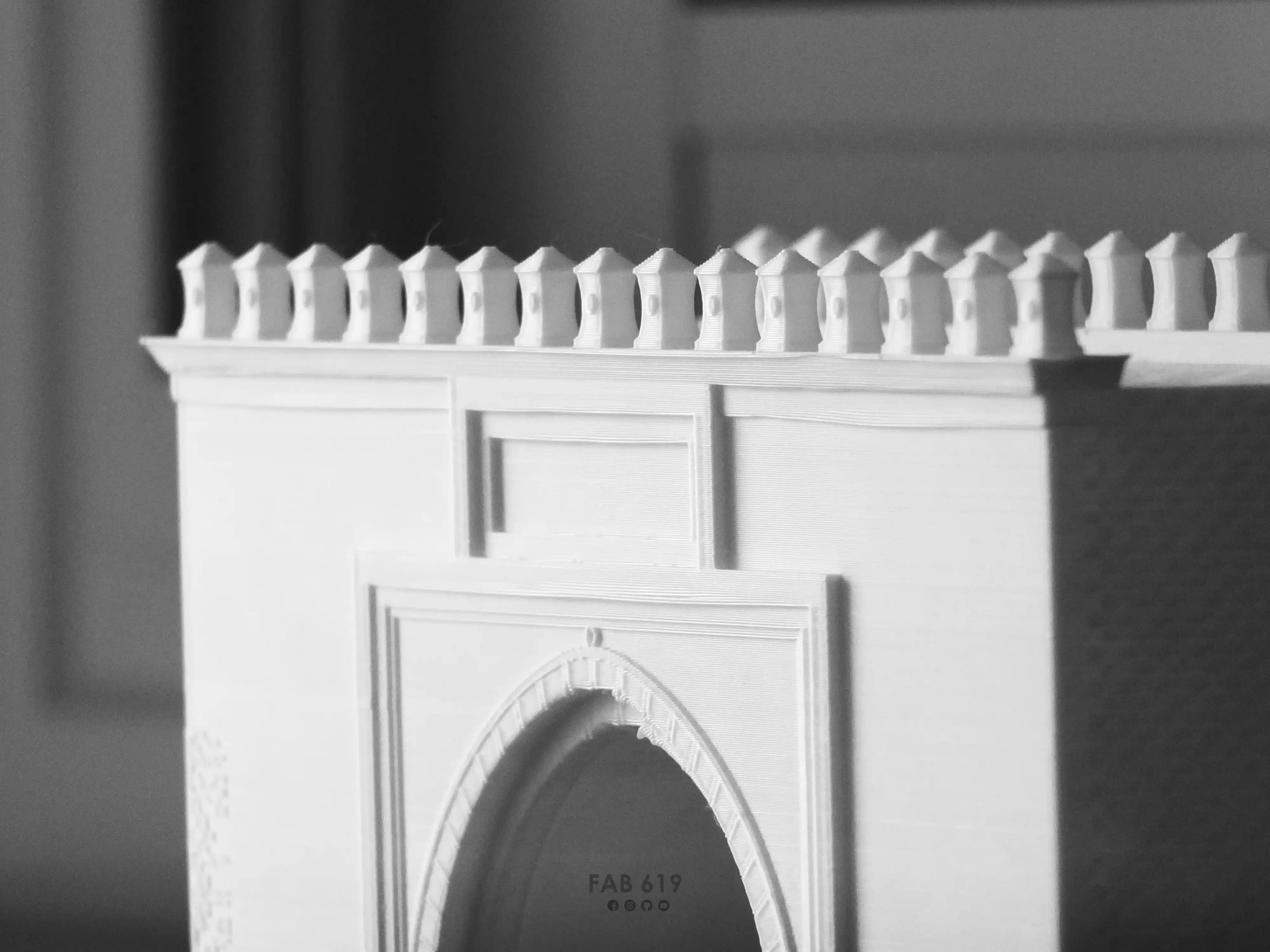 Focus sur la façade de Bab El Bhar imprimée en 3D avec ses ornements architecturaux.