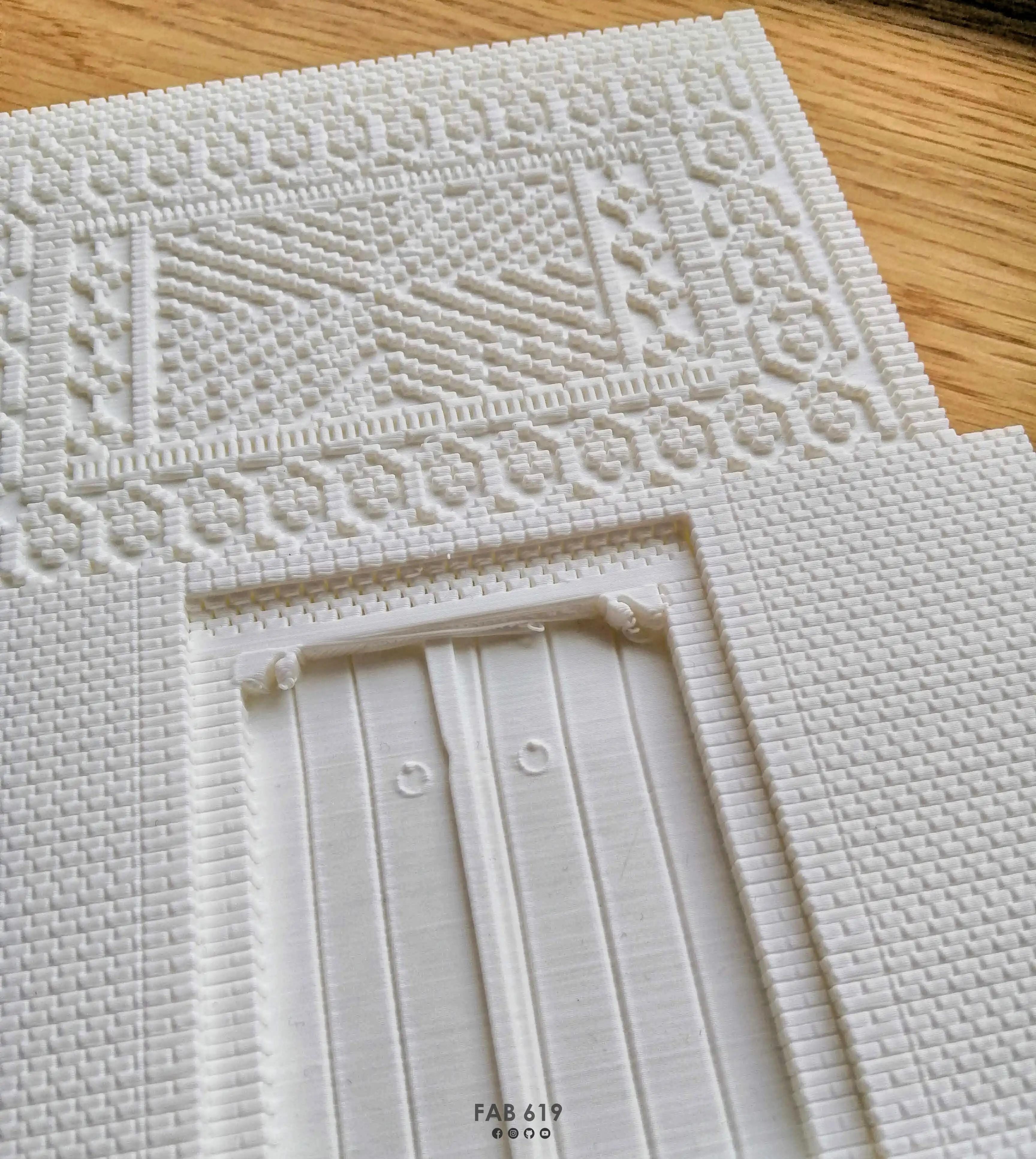 Zoom sur le motif “el gueleb” en briques et sur les corbeaux décoratifs, montrant la finesse des détails architecturaux typiques de Nefta et Tozeur