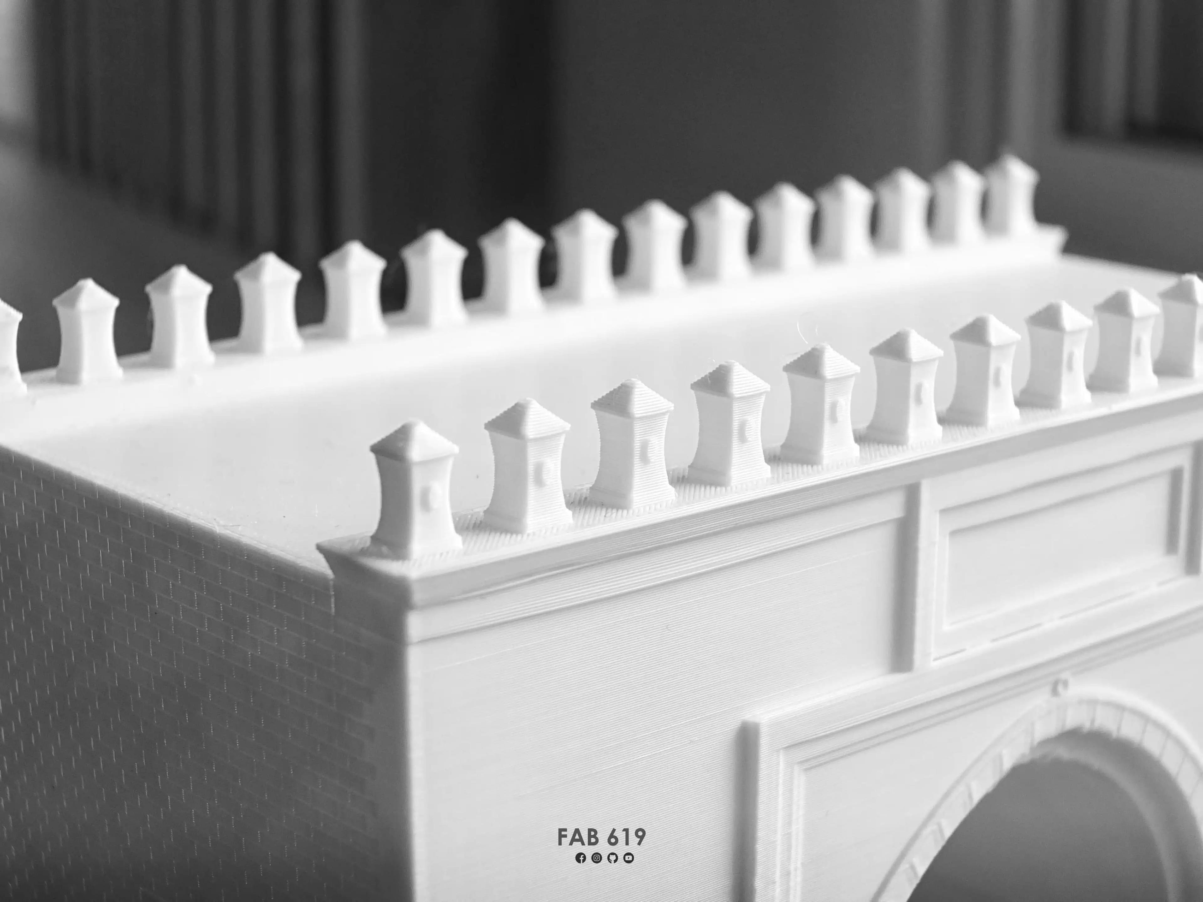 Zoom sur les motifs architecturaux et textures tectoniques de la miniature Bab El Bhar.