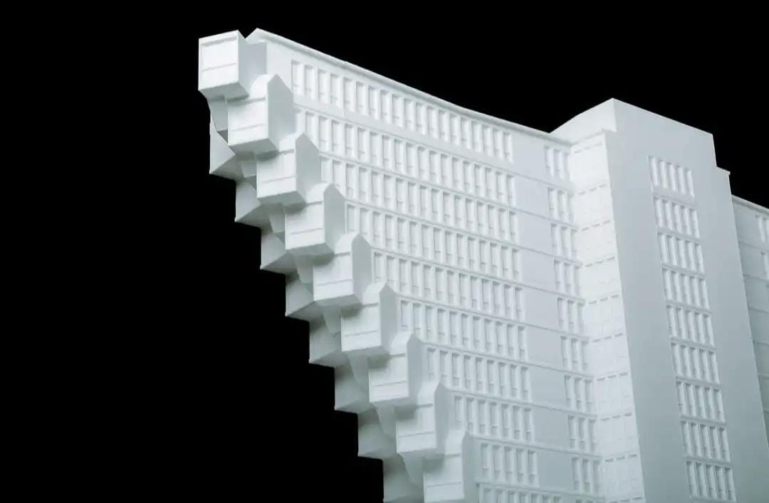 Perspective rapprochée sur la façade en gradins de l’Hôtel du Lac, révélant le rythme structurel brutaliste du bâtiment